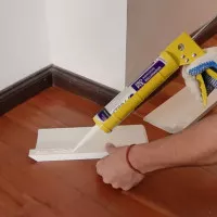 Adhesivos para zócalos y marcos